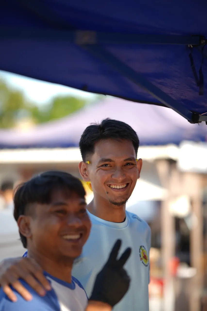 Genuine laughter at the bazaar stall — Malaysian cultural event coverage