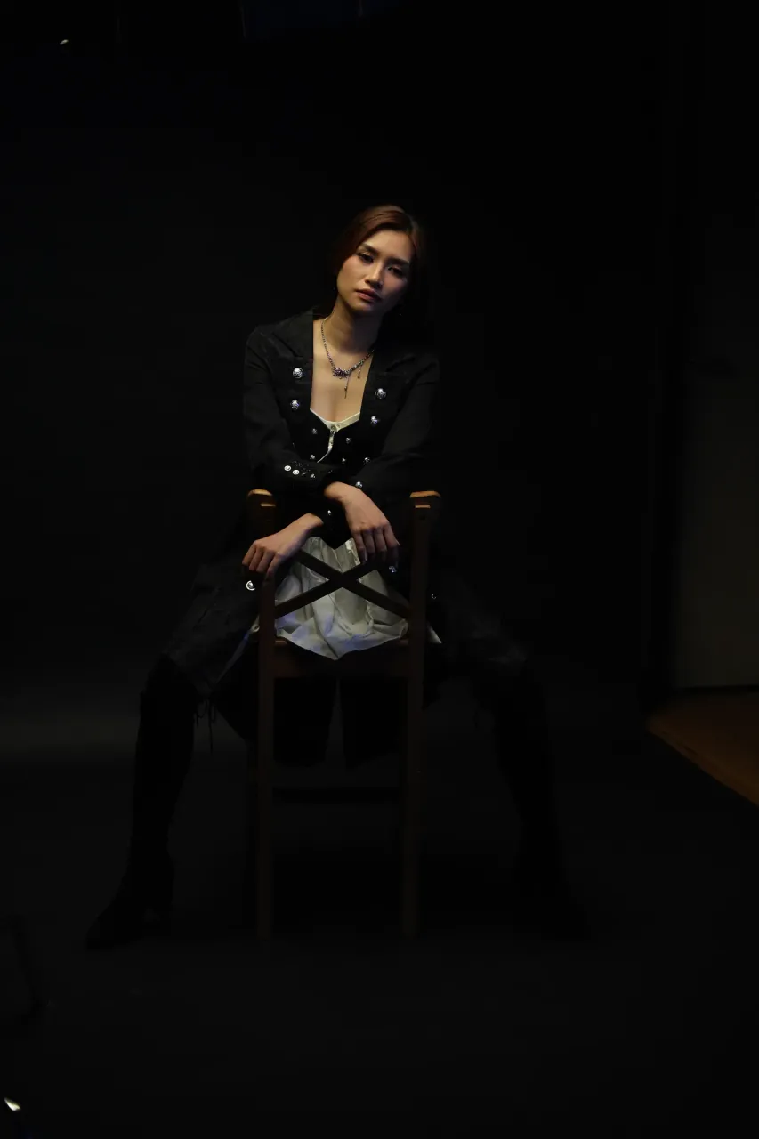Seated full-length frame closing the session