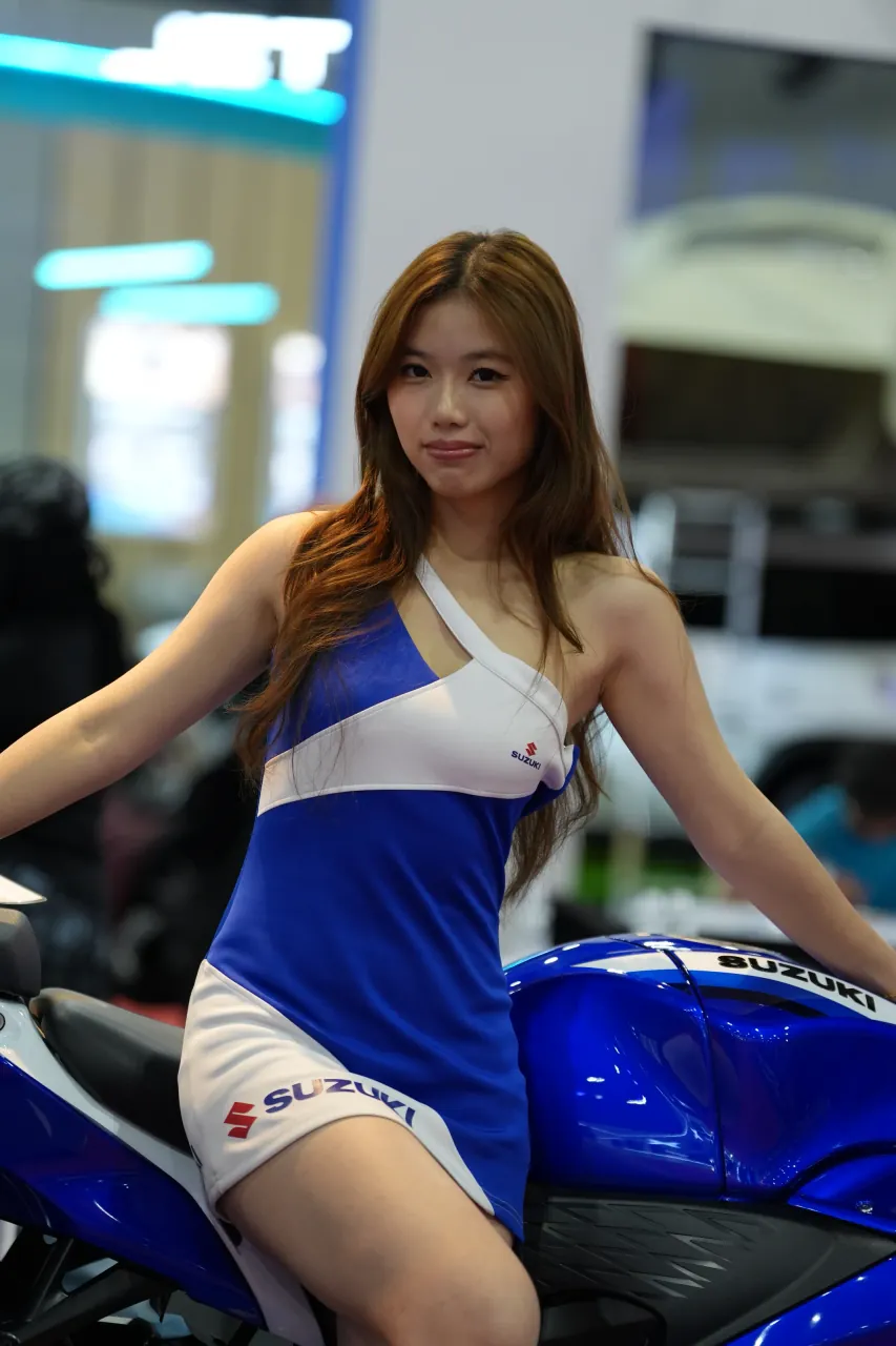 Presenter with a Suzuki sportbike on the motorcycle stand